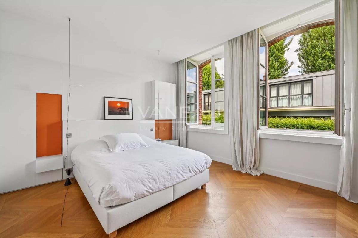 PARIS VIIe - HÔTEL PARTICULIER DANS UNE VOIE PRIVÉE