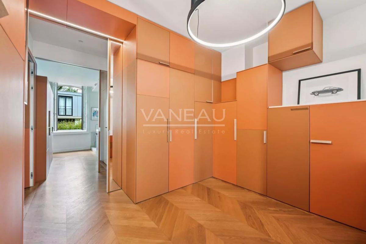 PARIS VIIe - HÔTEL PARTICULIER DANS UNE VOIE PRIVÉE