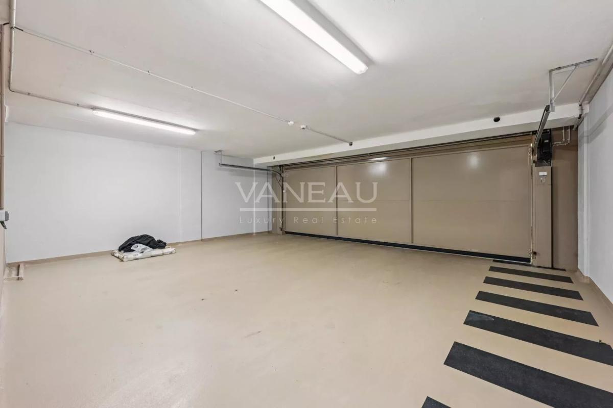 PARIS VIIe - HÔTEL PARTICULIER DANS UNE VOIE PRIVÉE