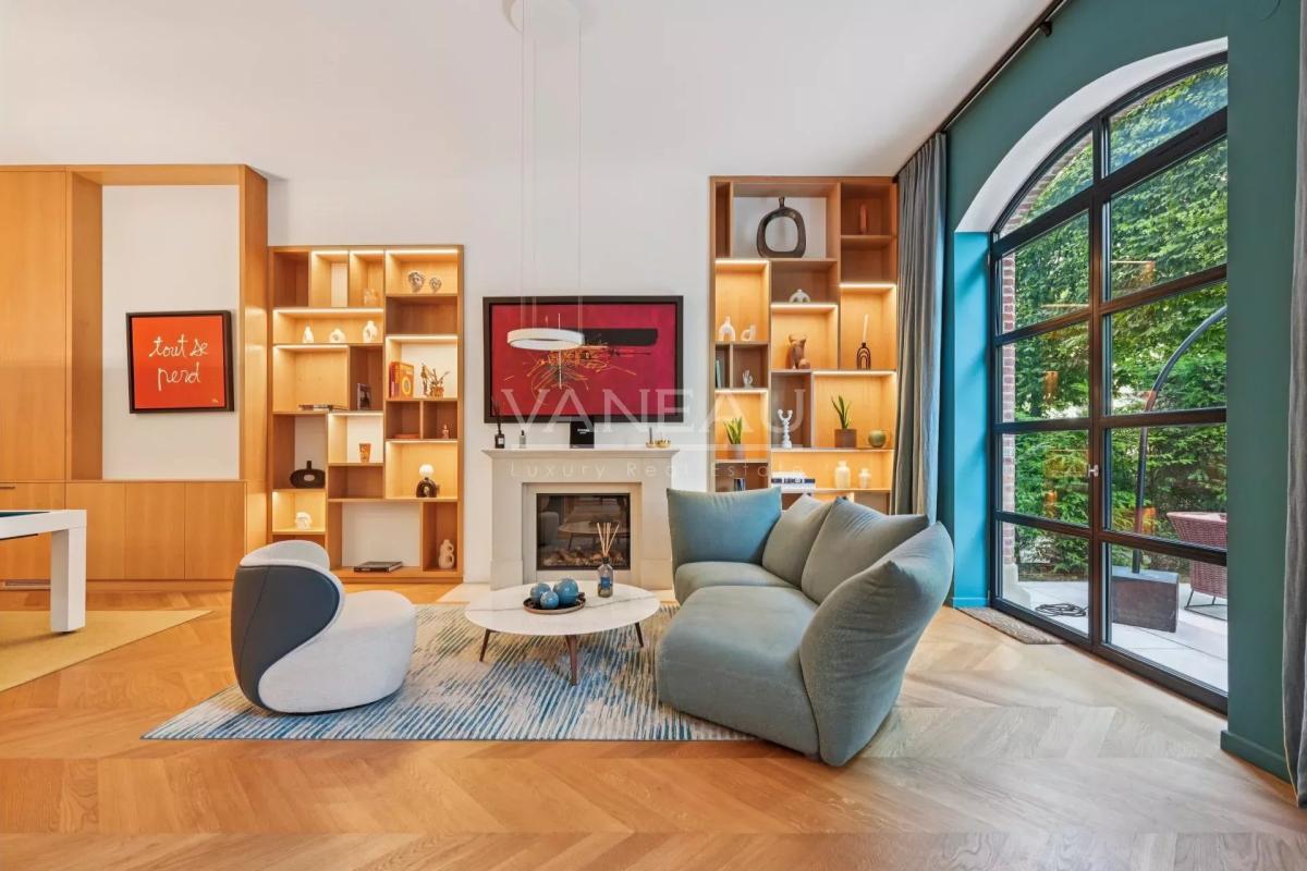 PARIS VIIe - HÔTEL PARTICULIER DANS UNE VOIE PRIVÉE