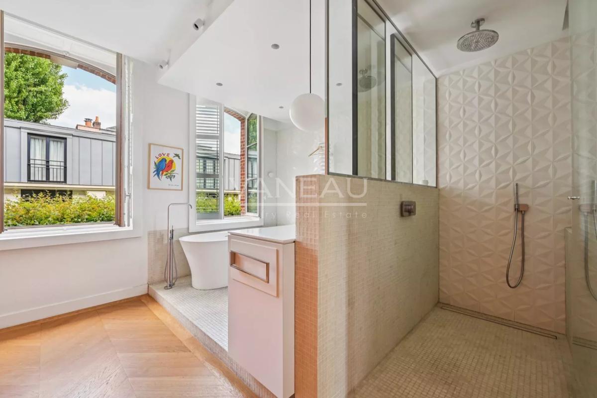 PARIS VIIe - HÔTEL PARTICULIER DANS UNE VOIE PRIVÉE