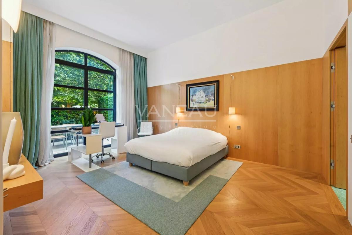 PARIS VIIe - HÔTEL PARTICULIER DANS UNE VOIE PRIVÉE