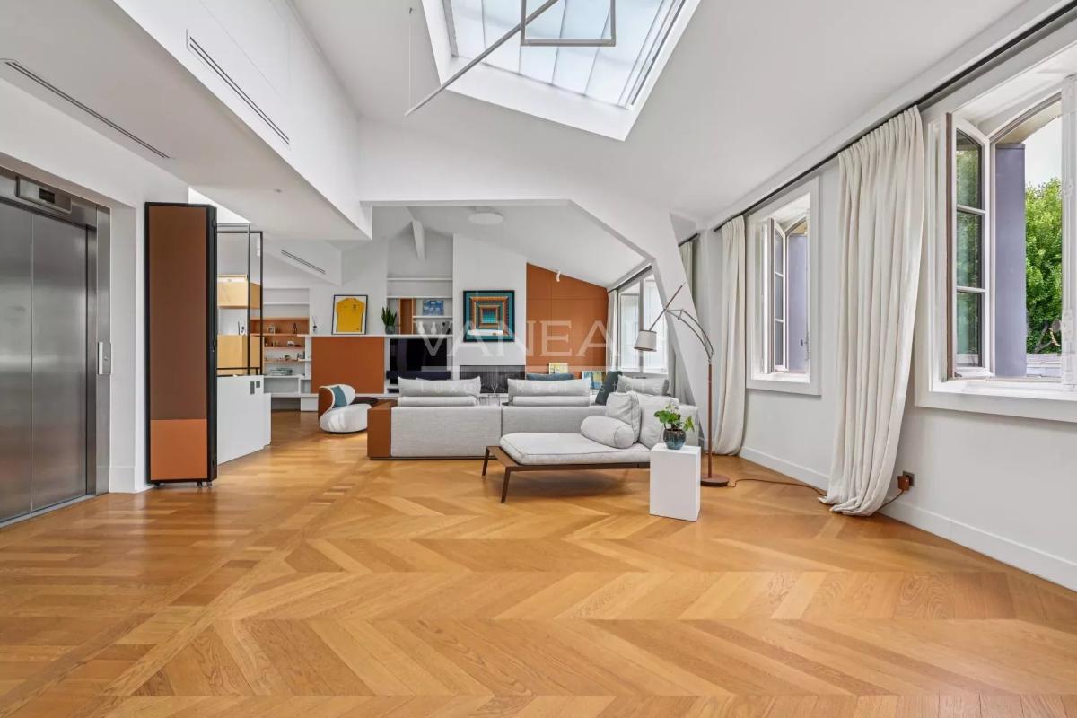 PARIS VIIe - HÔTEL PARTICULIER DANS UNE VOIE PRIVÉE