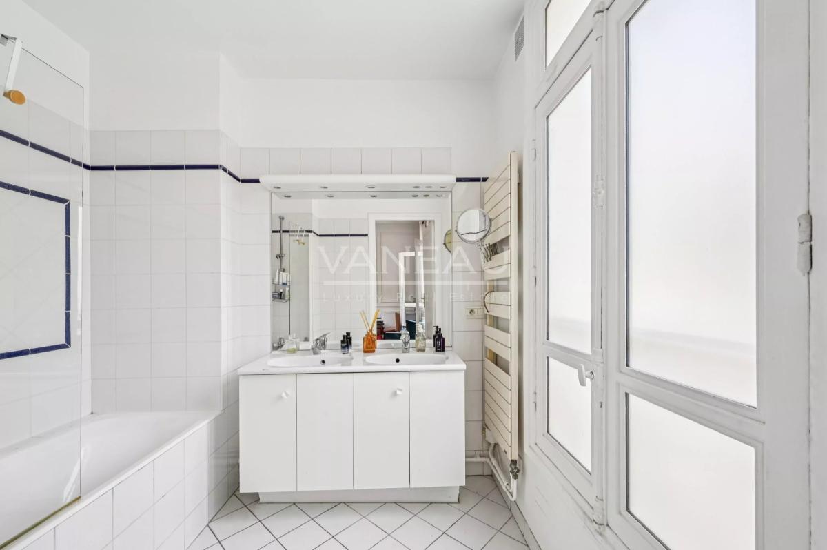 Paris VII- Appartement familial au pieds du Champ-De-Mars