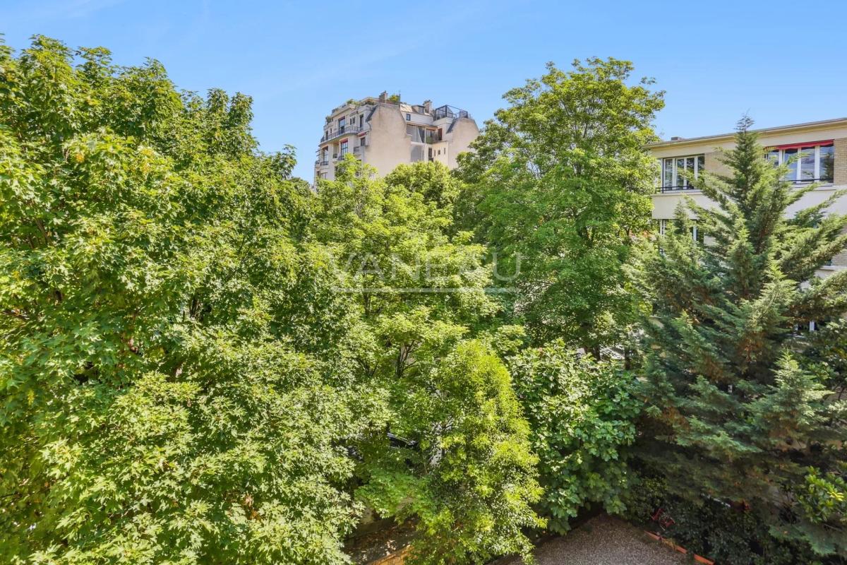 Neuilly - Saint James.