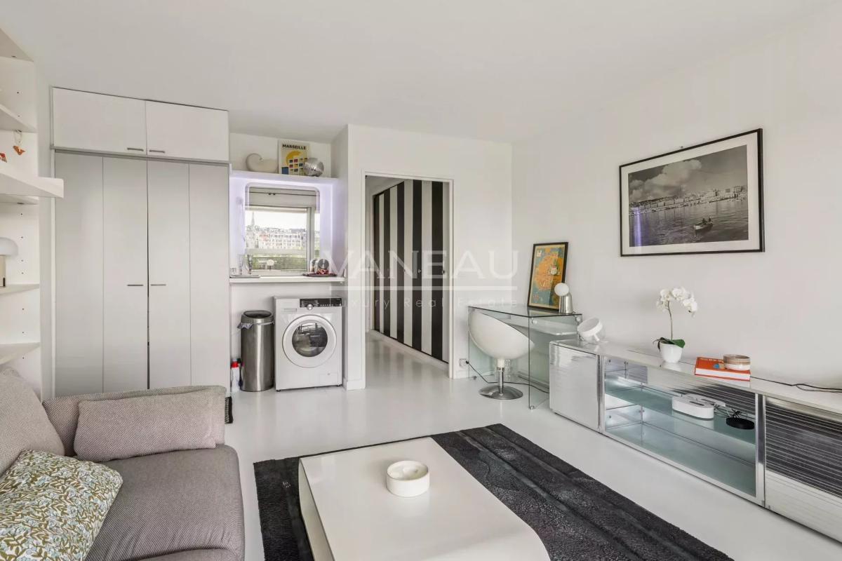 XV ème Javel - Grand studio lumineux avec loggia. Sans vis-àvis