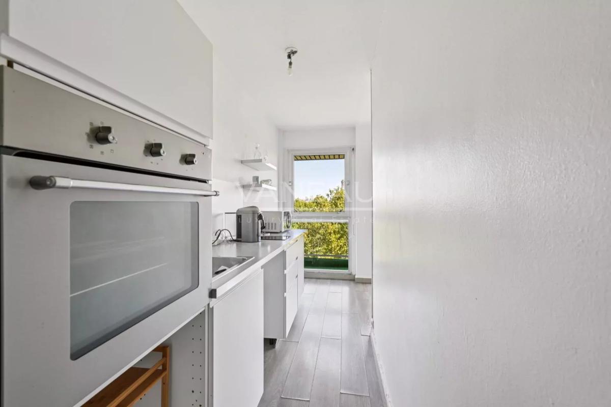 PARIS XVIème - Auteuil - Studio avec balcon