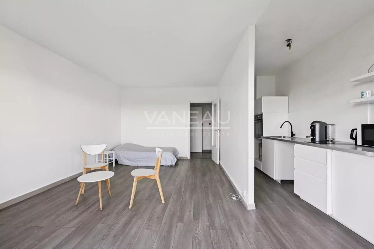 PARIS XVIème - Auteuil - Studio avec balcon