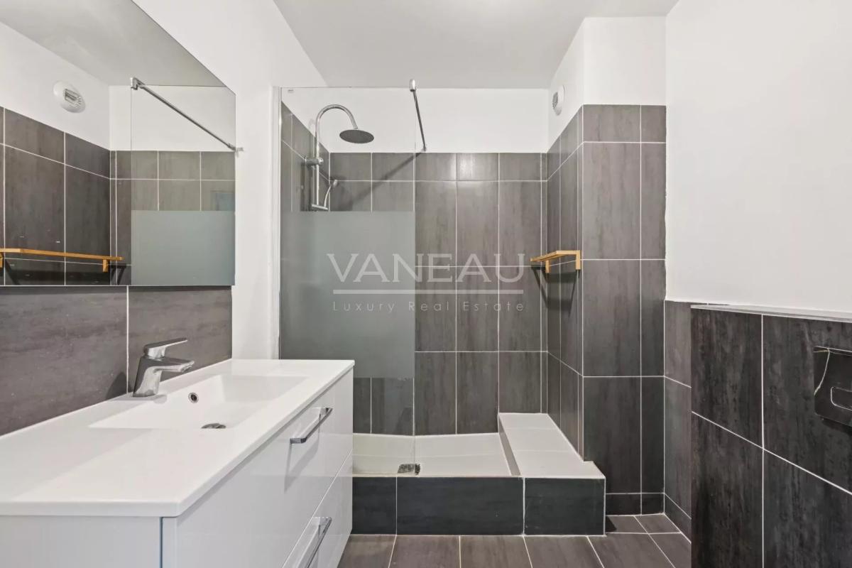 PARIS XVIème - Auteuil - Studio avec balcon
