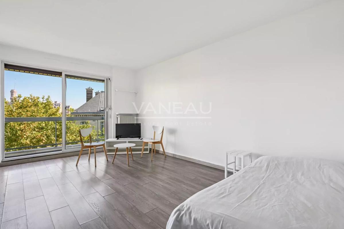 PARIS XVIème - Auteuil - Studio avec balcon