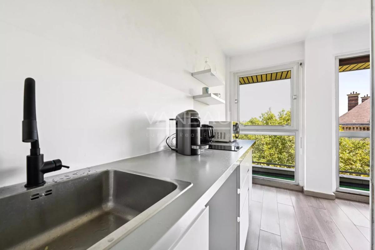 PARIS XVIème - Auteuil - Studio avec balcon
