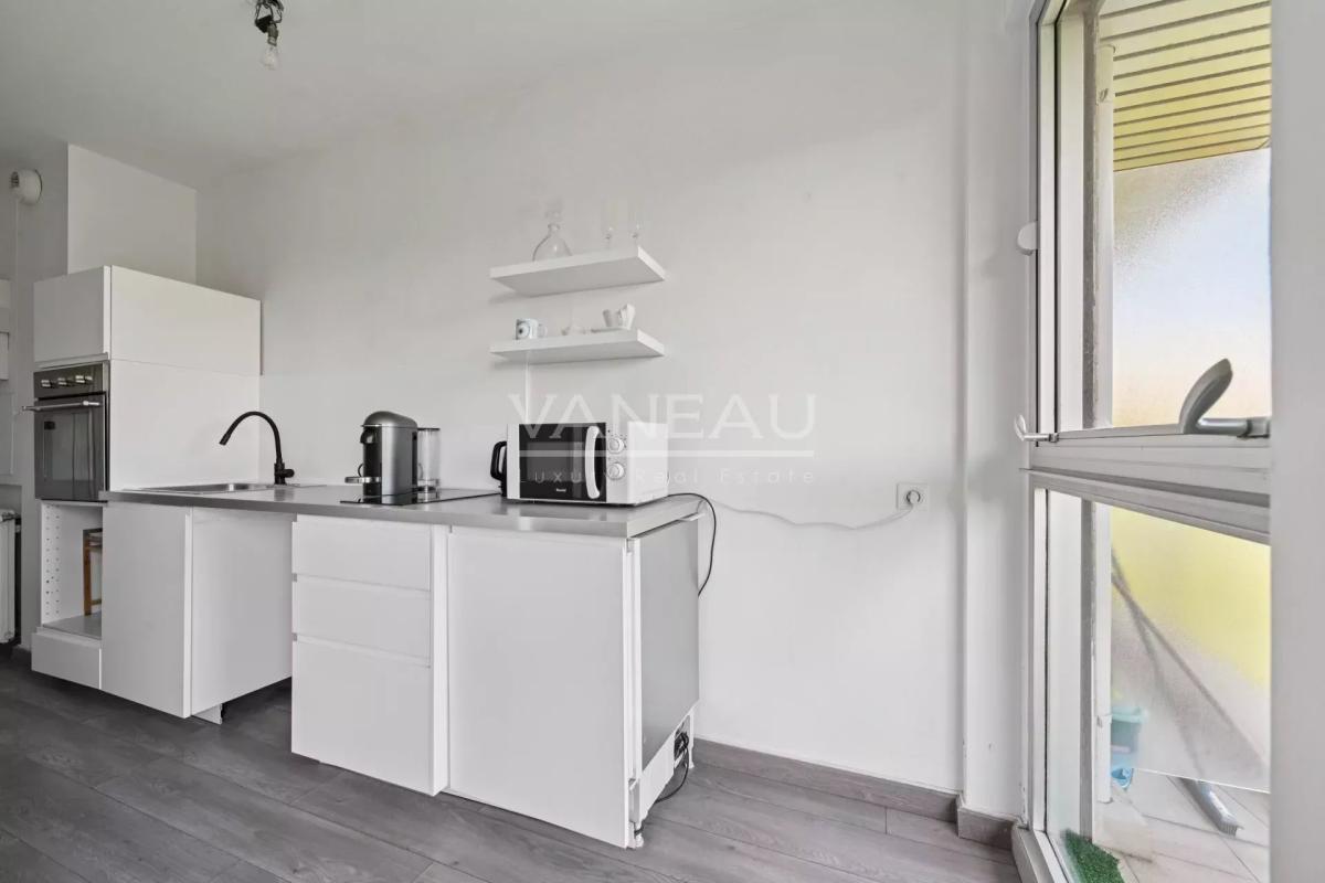 PARIS XVIème - Auteuil - Studio avec balcon