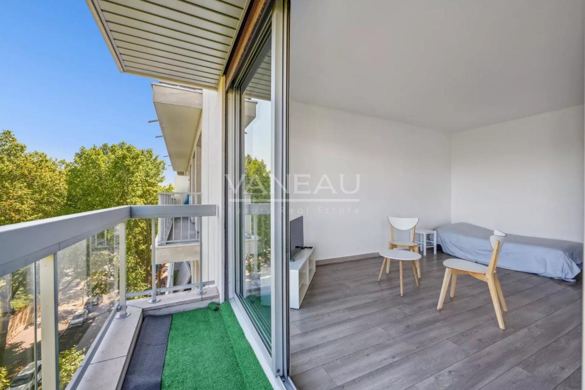 PARIS XVIème - Auteuil - Studio avec balcon