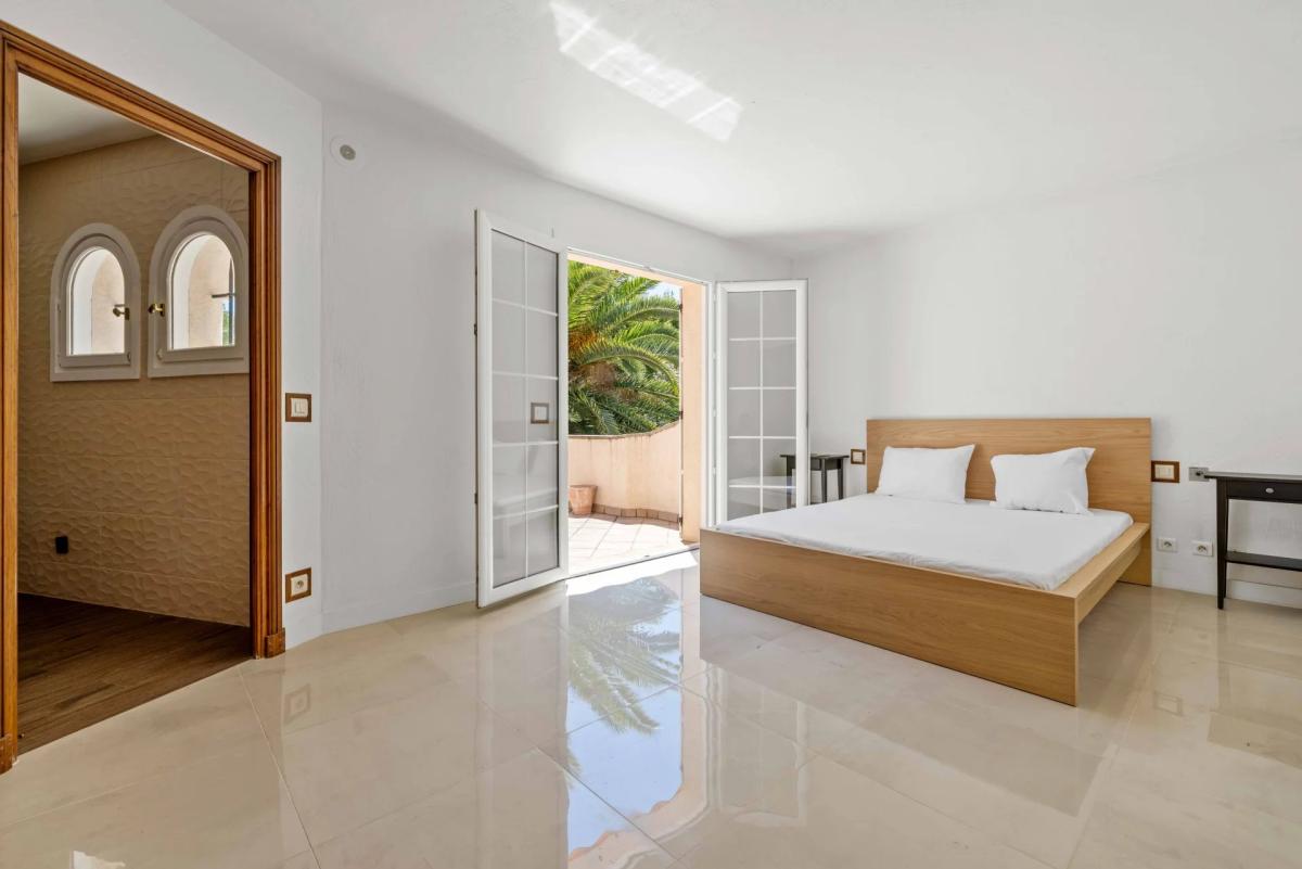Mougins – Superbe villa provençale avec terrain constructible à 
