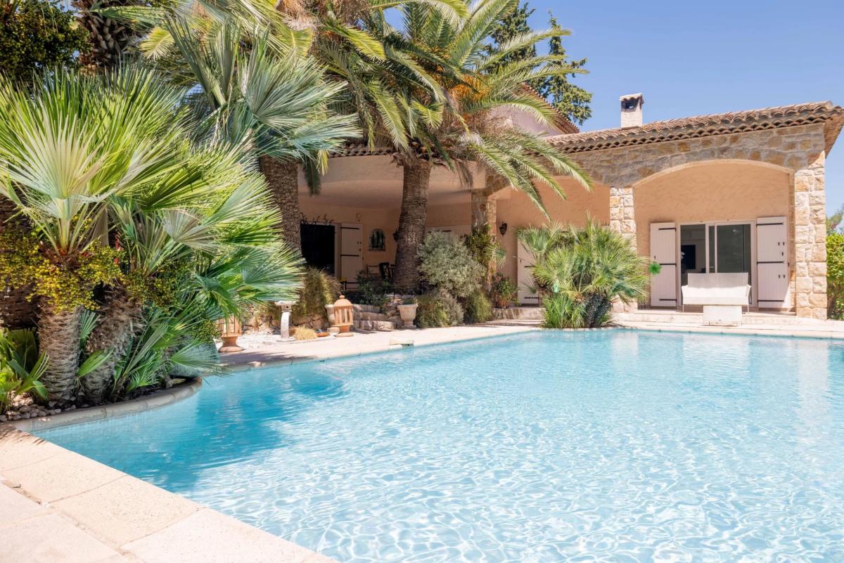 Mougins – Superbe villa provençale avec terrain constructible à 