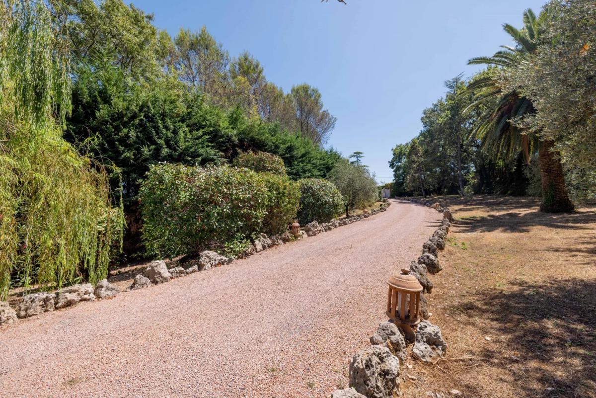 Mougins – Superbe villa provençale avec terrain constructible à 