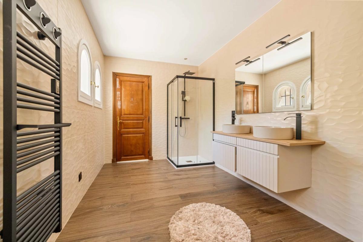 Mougins – Superbe villa provençale avec terrain constructible à 