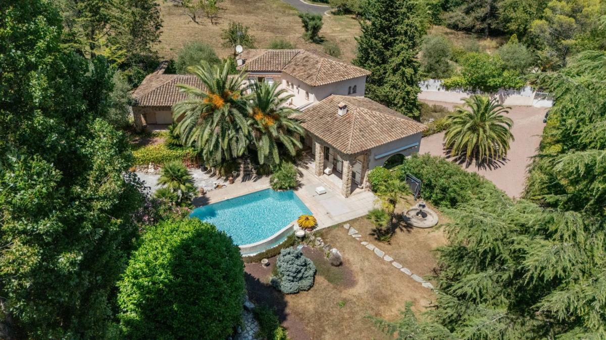 Mougins – Superbe villa provençale avec terrain constructible à 