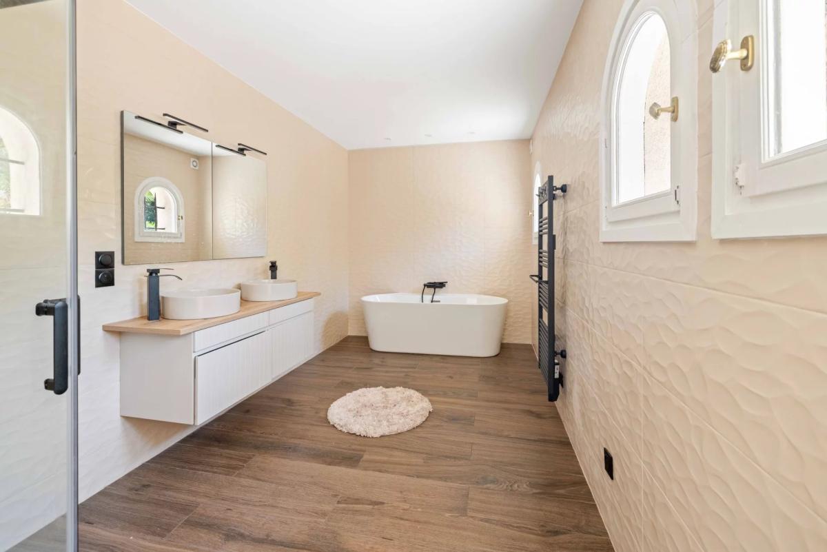 Mougins – Superbe villa provençale avec terrain constructible à 