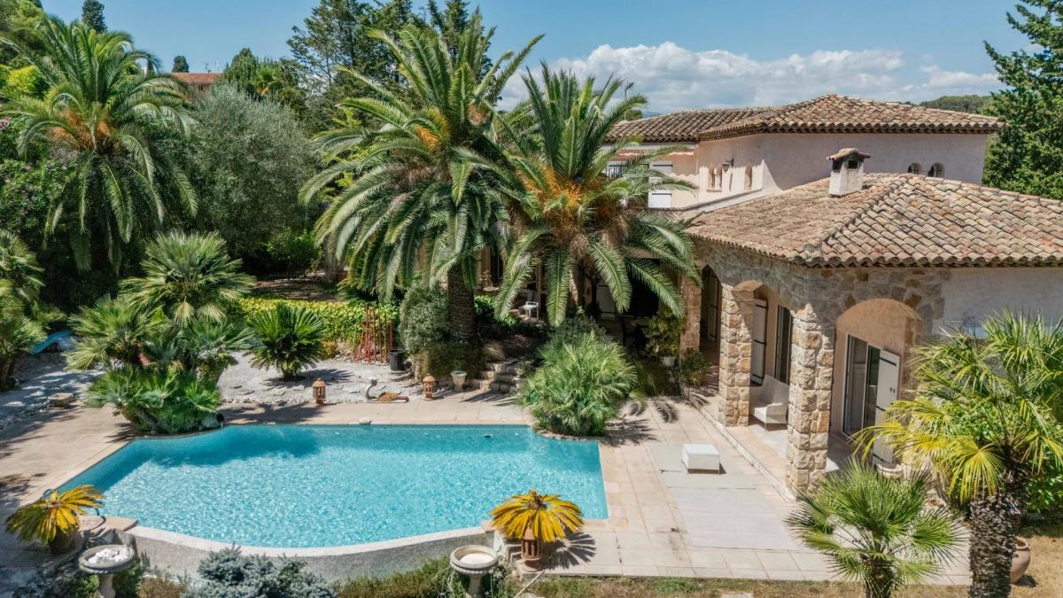 Mougins – Superbe villa provençale avec terrain constructible à 