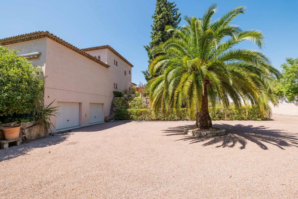 Mougins – Superbe villa provençale avec terrain constructible à 