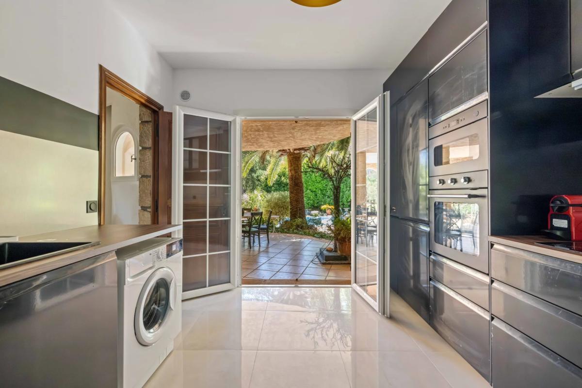 Mougins – Superbe villa provençale avec terrain constructible à 