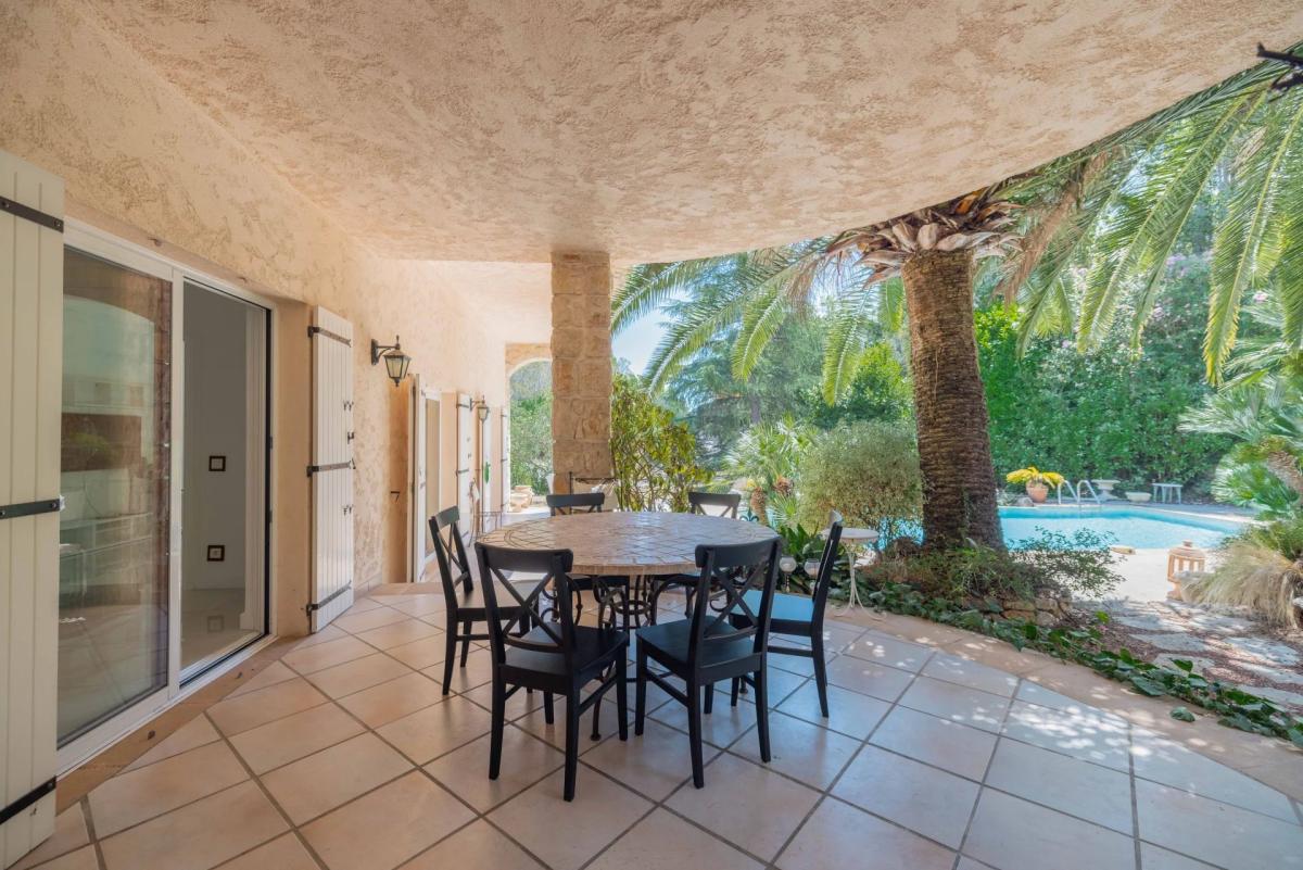 Mougins – Superbe villa provençale avec terrain constructible à 