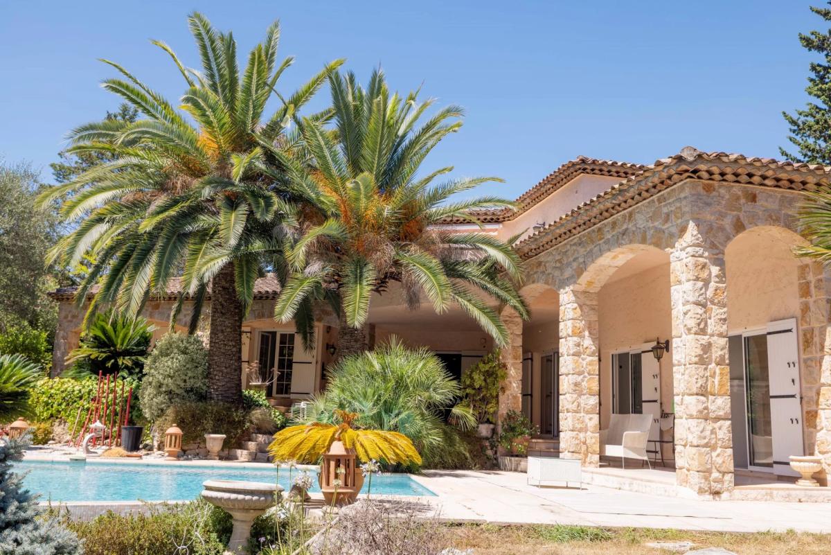 Mougins – Superbe villa provençale avec terrain constructible à 