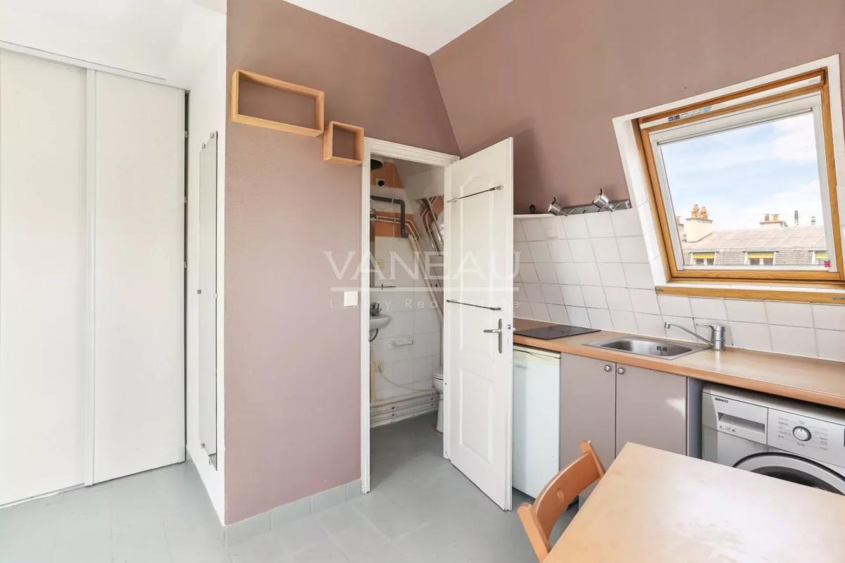 Paris VIIIe Rome/Batignolles Studio Dernier étage