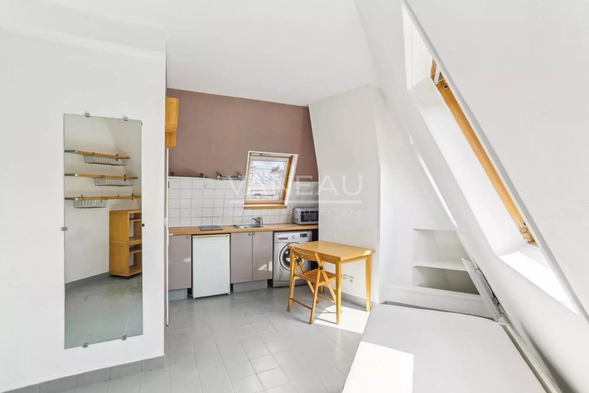 Paris VIIIe Rome/Batignolles Studio Dernier étage