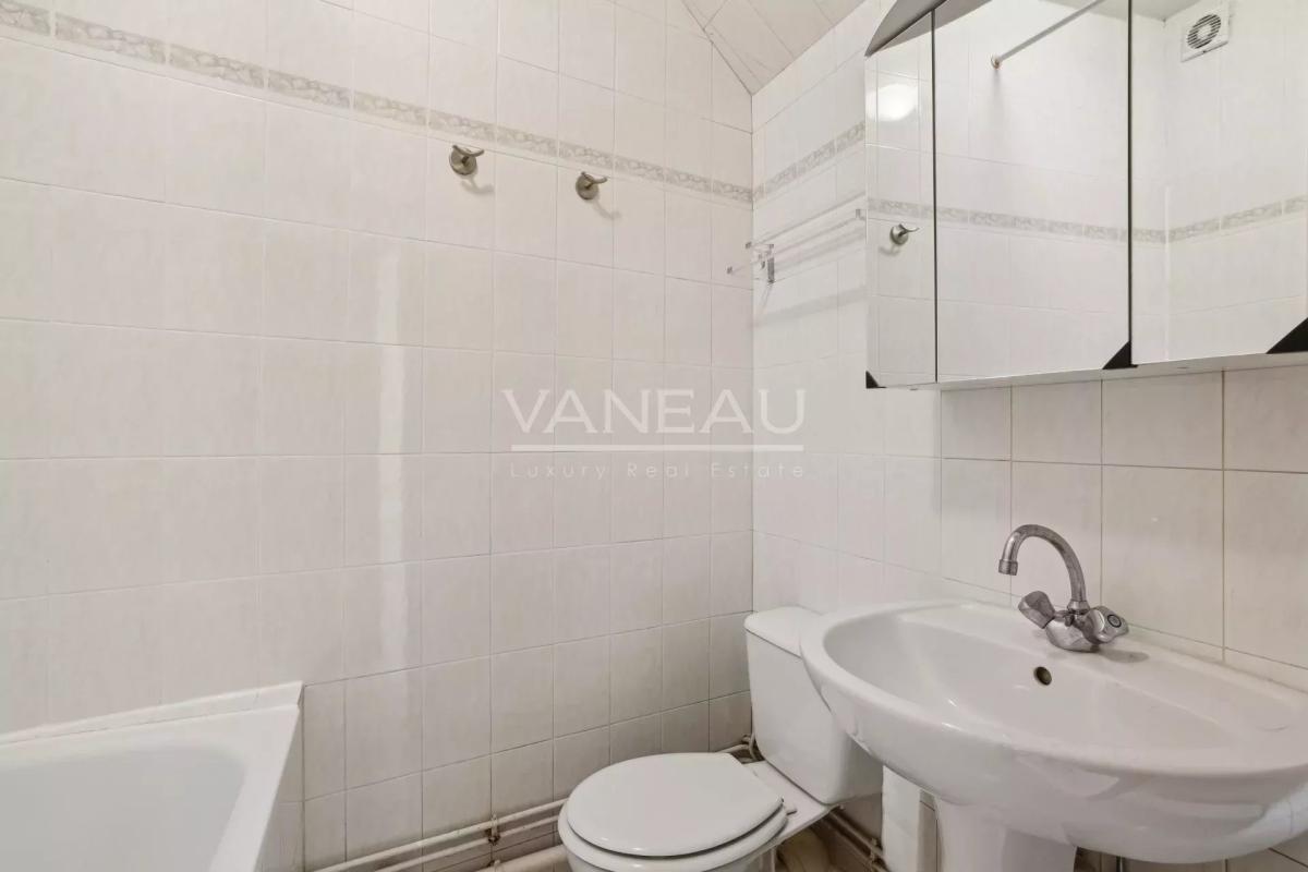 Batignolles - Appartement deux pièces dernier étage