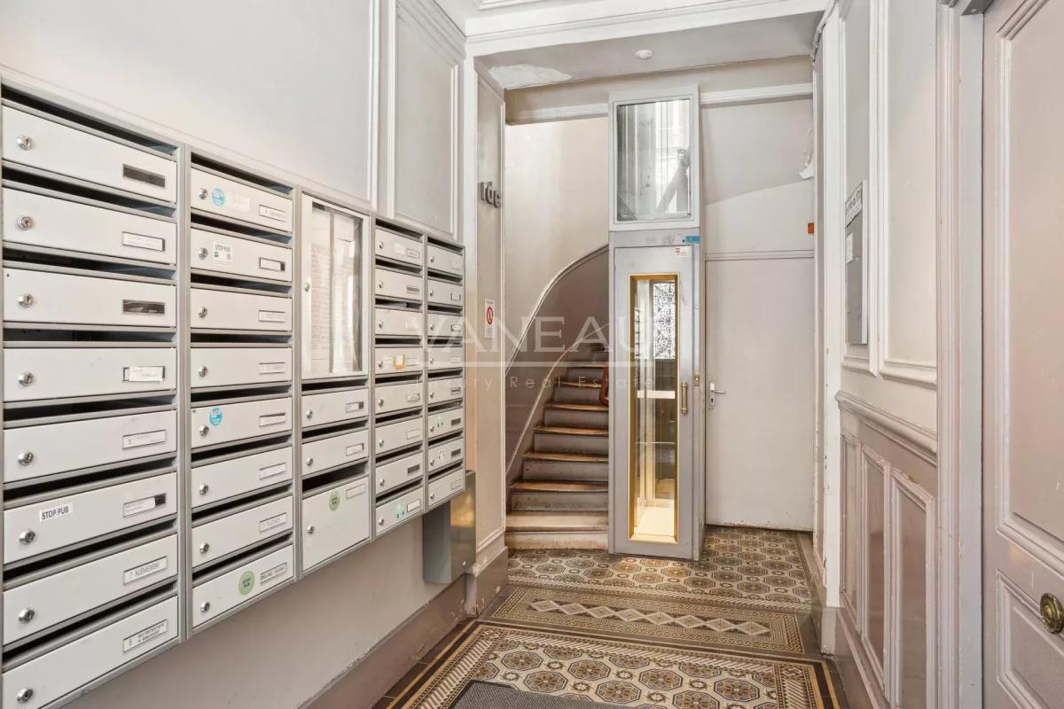 Batignolles - Appartement deux pièces dernier étage