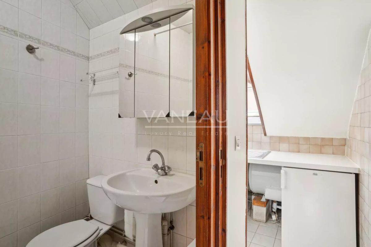 Batignolles - Appartement deux pièces dernier étage