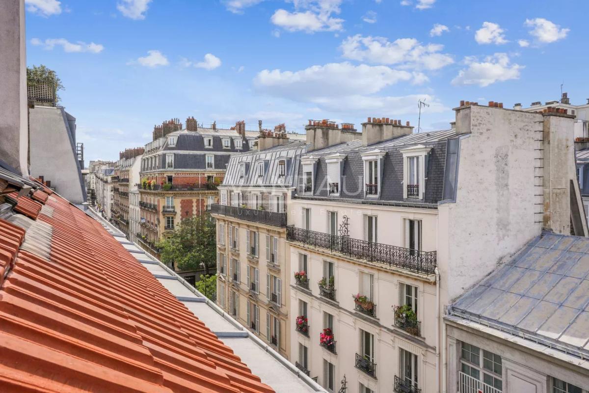 Batignolles - Appartement deux pièces dernier étage