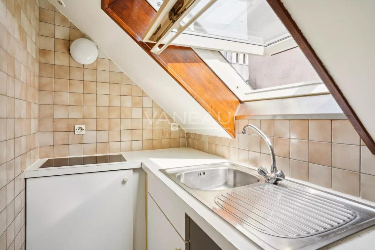 Batignolles - Appartement deux pièces dernier étage