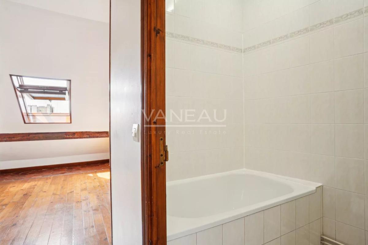 Batignolles - Appartement deux pièces dernier étage