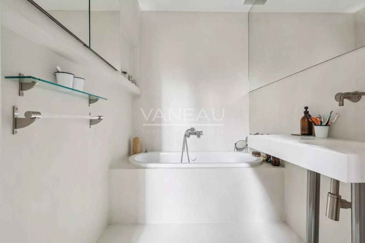 PARIS XV- Appartement trois pièces en bon état