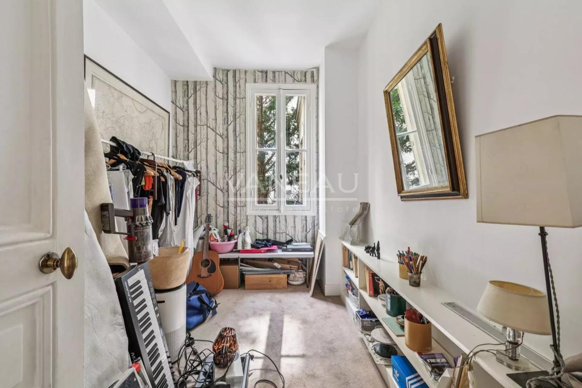 PARIS XV- Appartement trois pièces en bon état