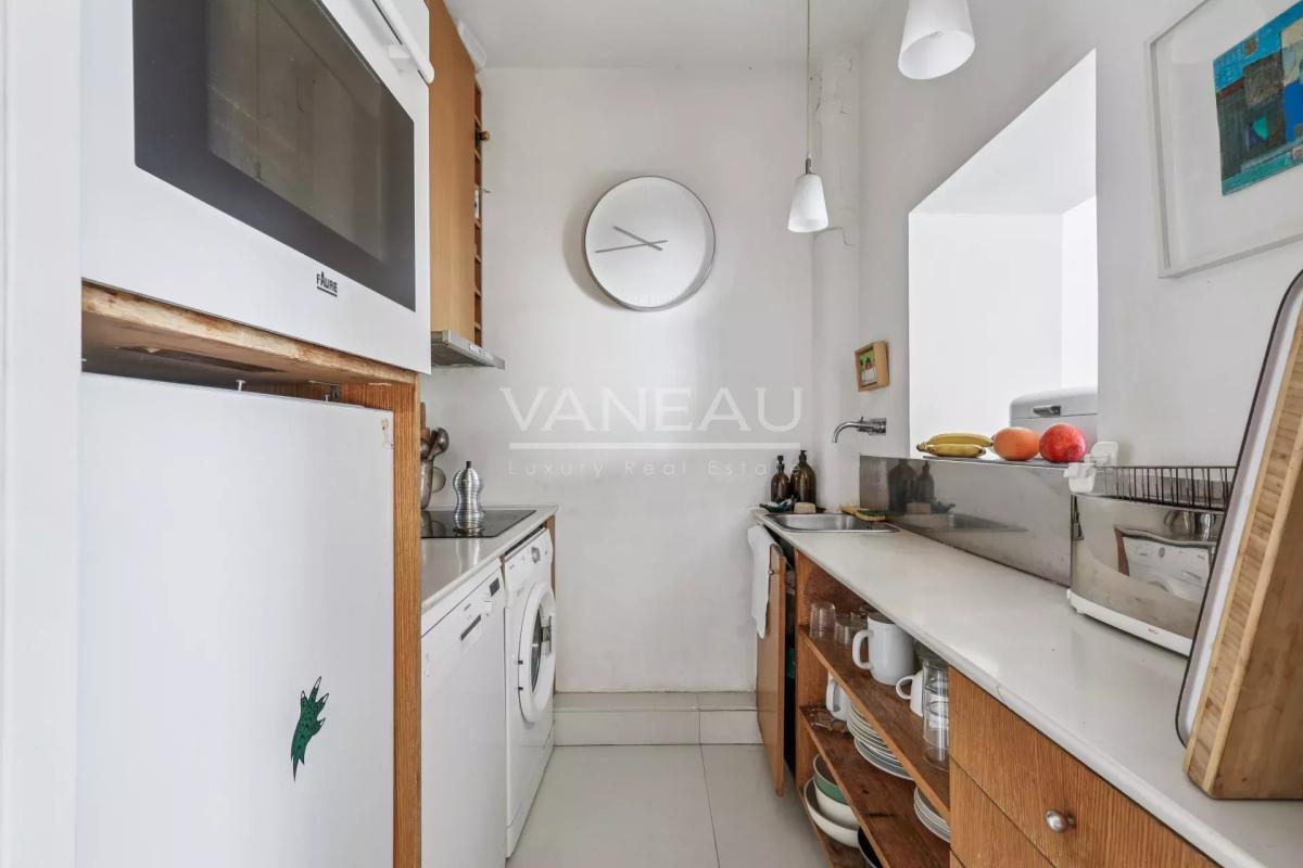 PARIS XV- Appartement trois pièces en bon état