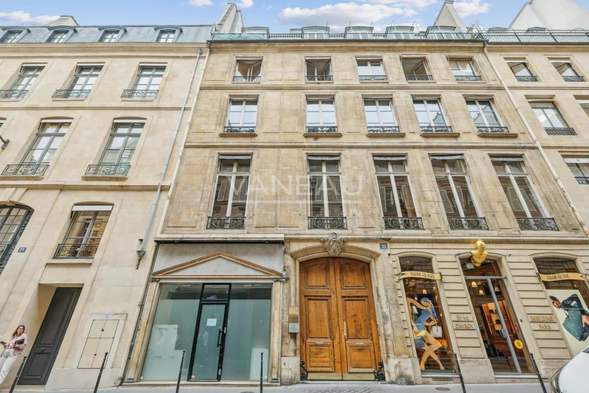 Paris Ier Place Vendôme - Charmante  studette en étage élevé