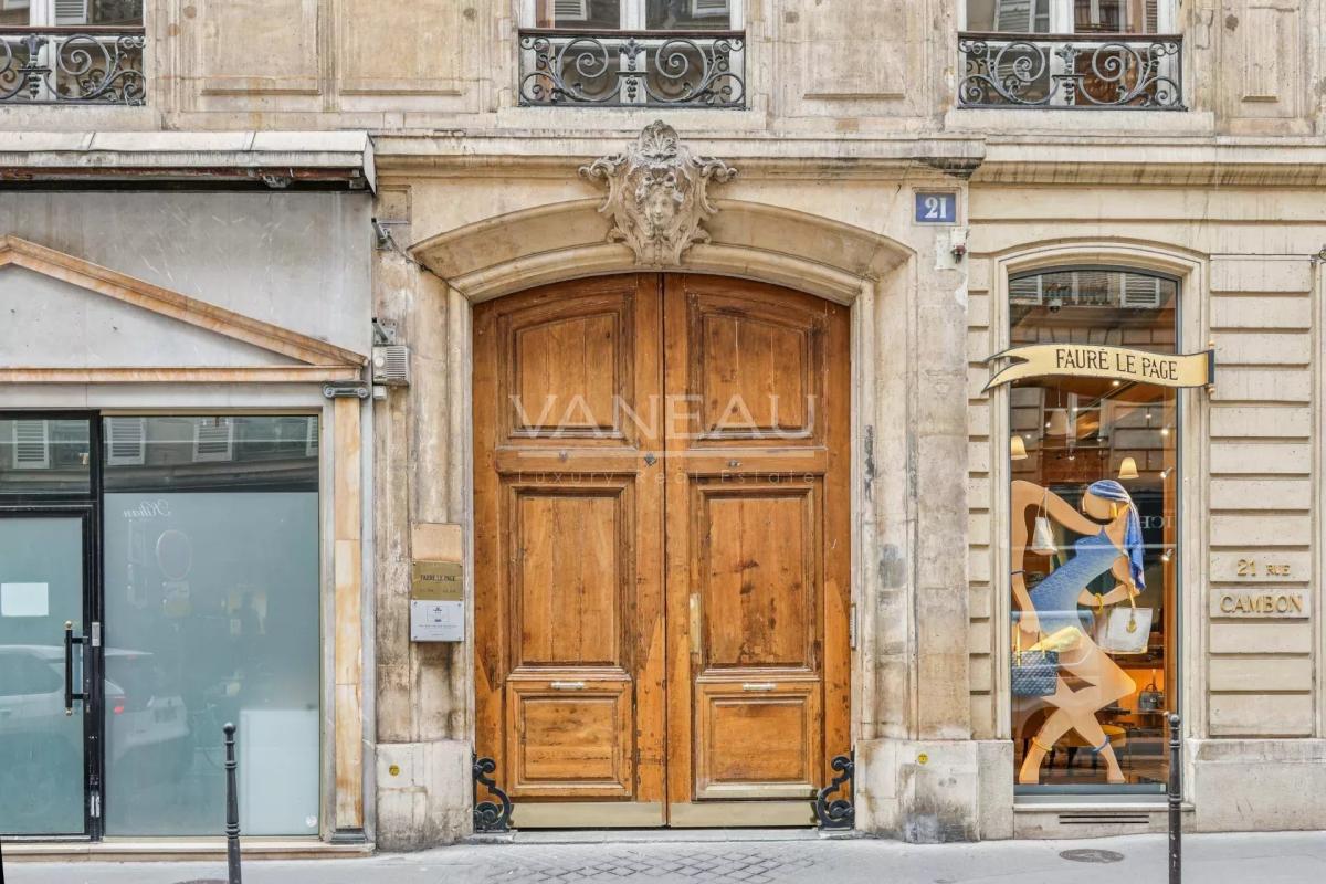 Paris Ier Place Vendôme - Charmante  studette en étage élevé