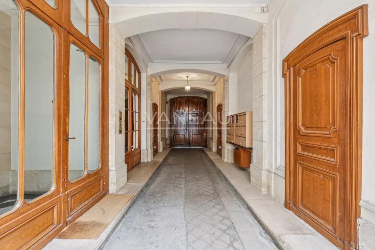 Paris Ier Place Vendôme - Charmante  studette en étage élevé