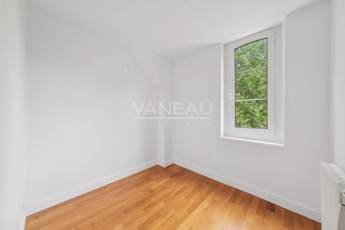 Paris VII - Appartement entièrement sur cour arborée au calme - 
