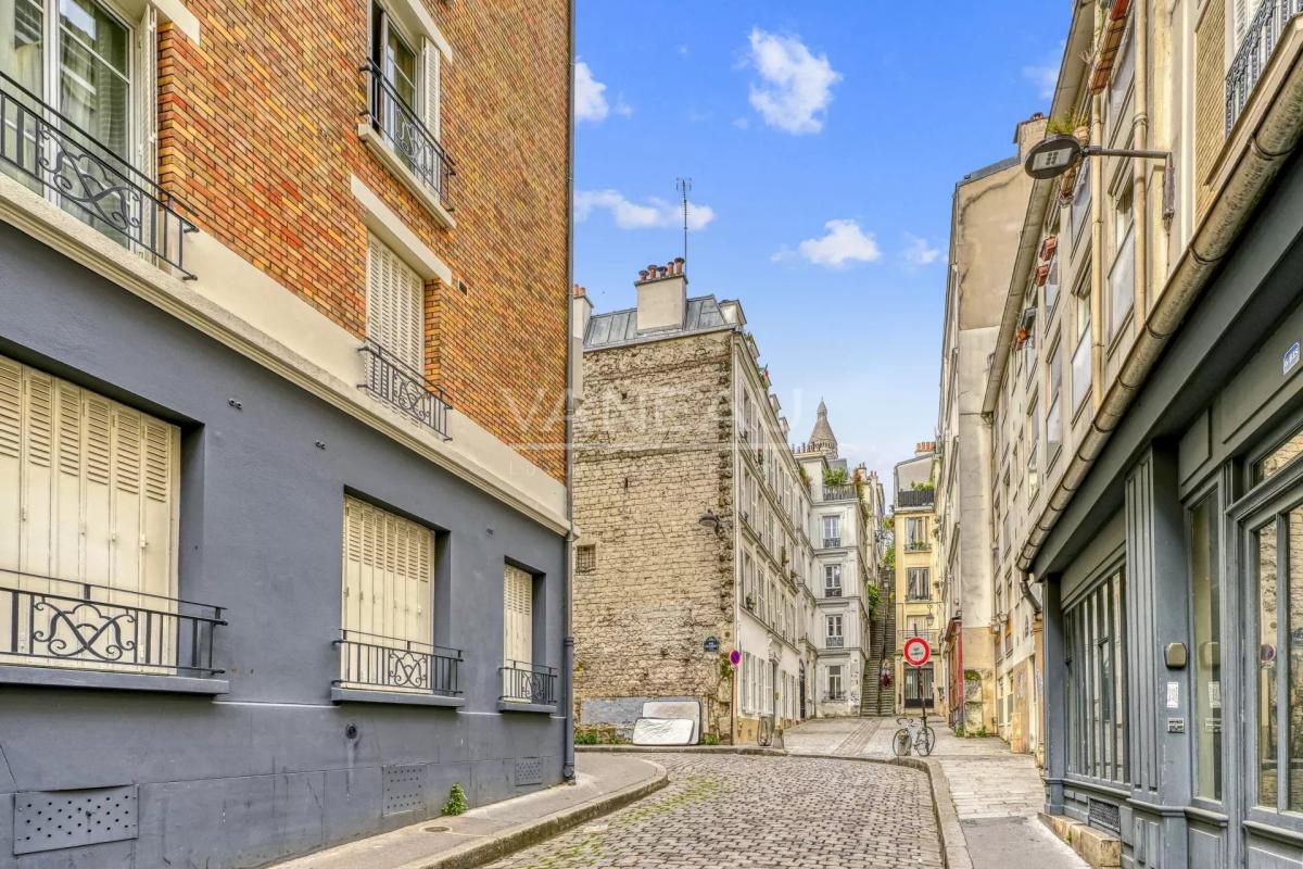 Studio au calme, au pied de Montmartre.