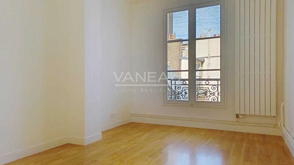PARIS IV  -  4 pièces  -  rue du Renard