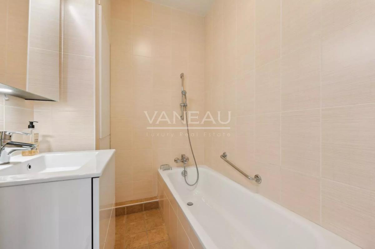 Paris VIIe - PLACE DE BRETEUIL - Appartement avec terrasse