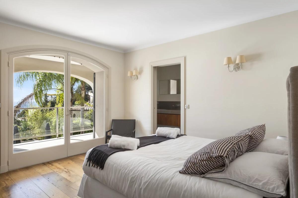 CANNES VILLA RENOVEE VUE MER PANORAMIQUE A VENDRE