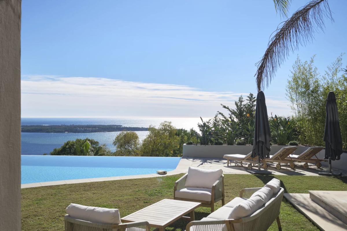 CANNES VILLA RENOVEE VUE MER PANORAMIQUE A VENDRE