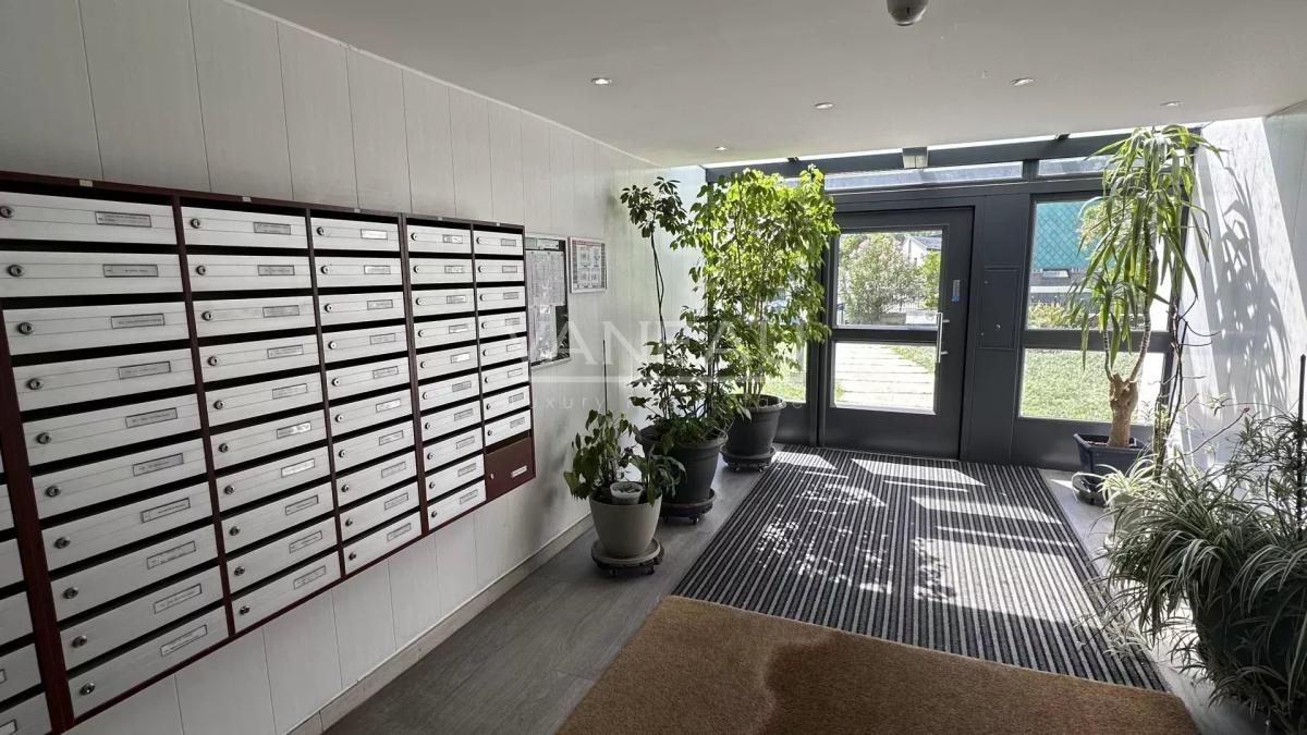 Studio avec Terrasse, box et résidence rénovée et sécurisée – Vi