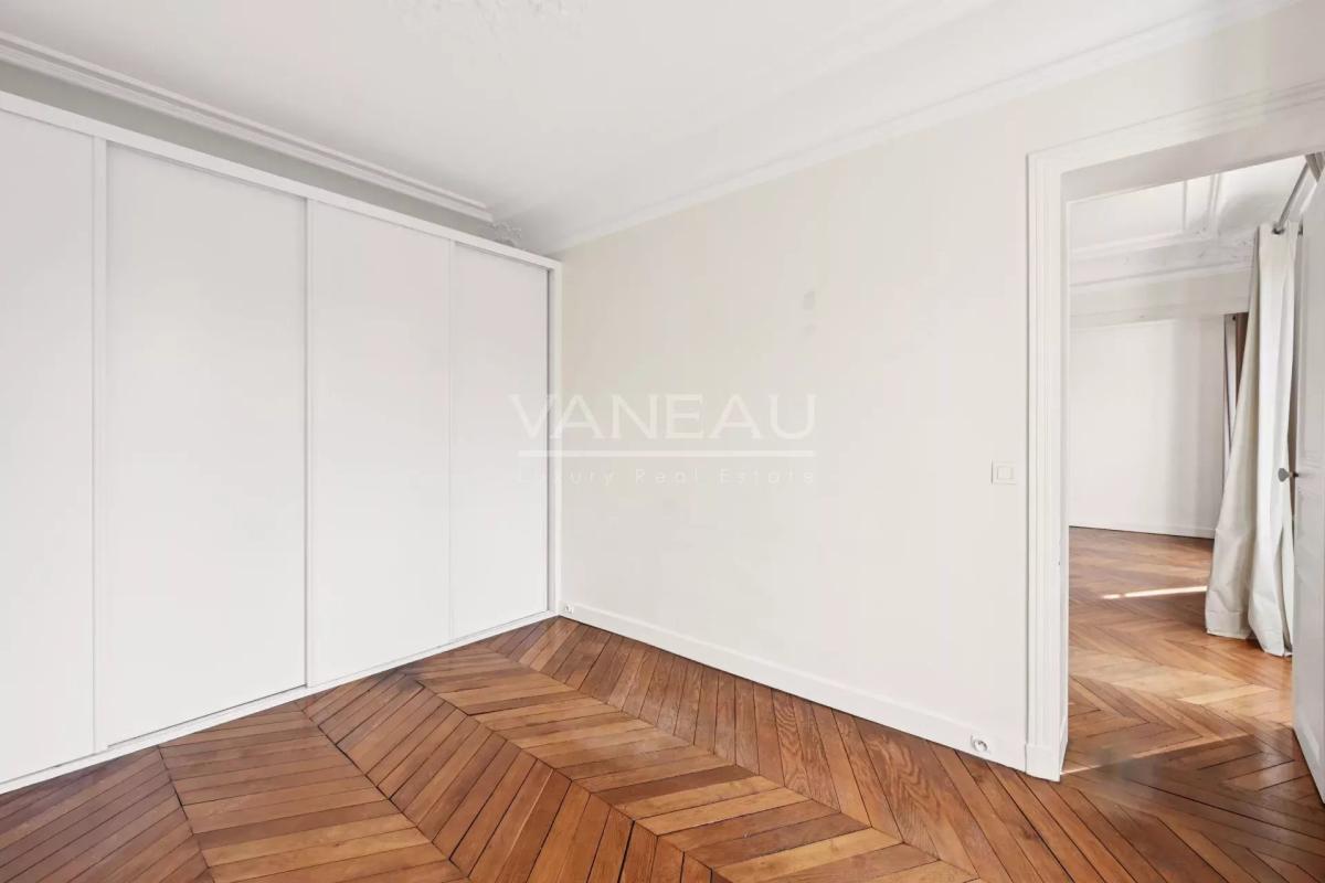 Paris XVIe - Auteuil - Appartement traversant en étage élevé.